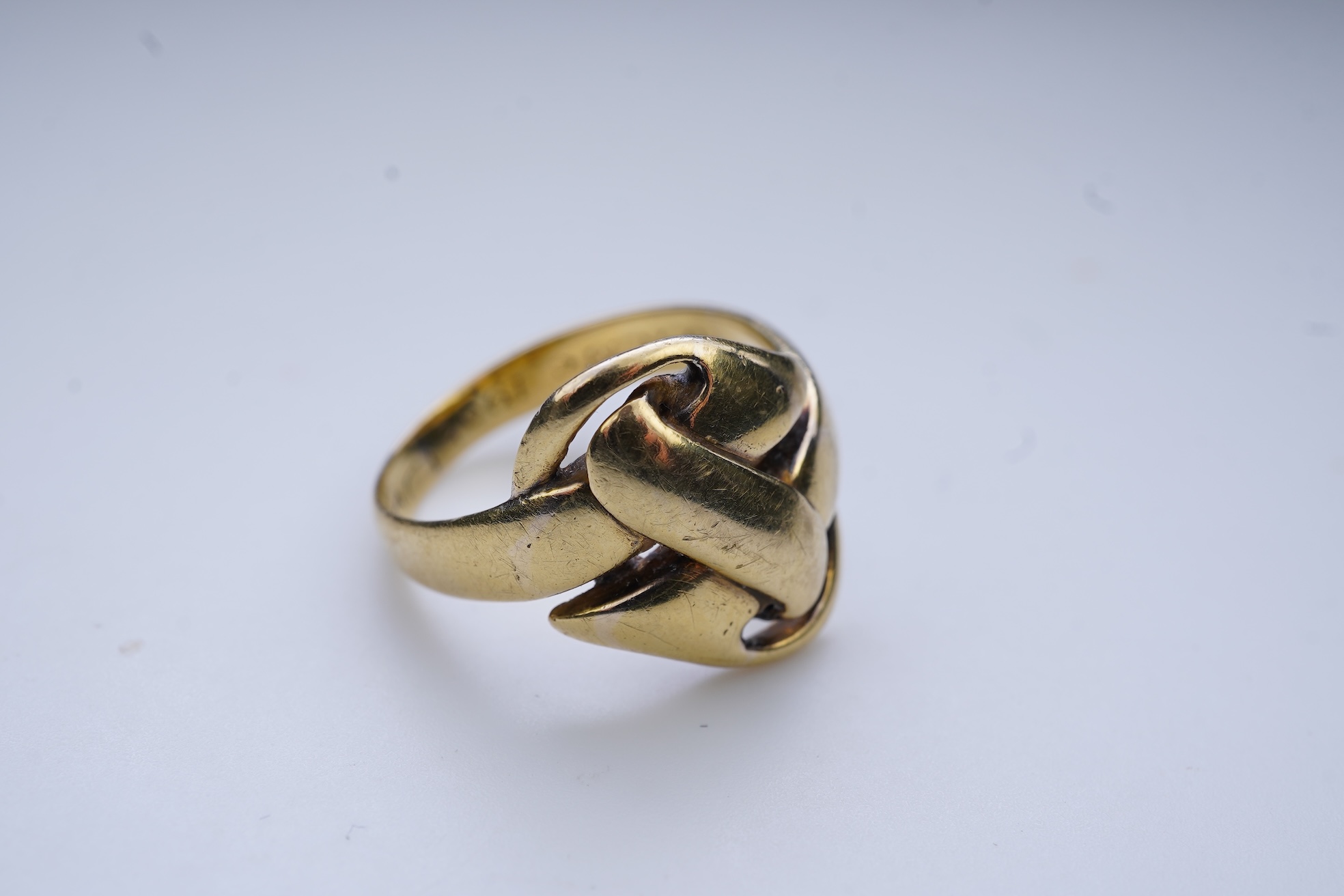 A rare Arts & Crafts gold ring, England, circa 1905